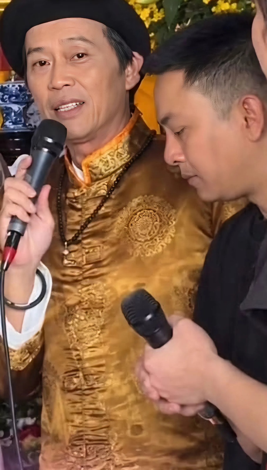 Nghệ sĩ Hoài Linh hội ngộ con nuôi - ca sĩ Hoài Lâm.