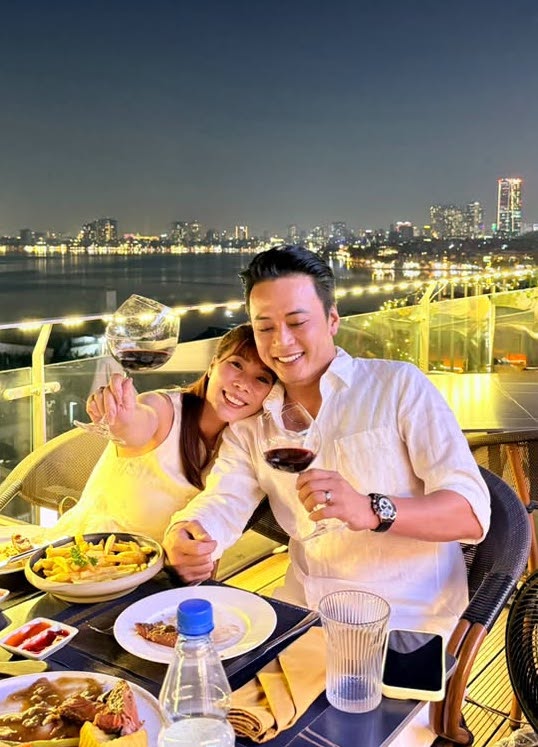 Bà xã Hồng Đăng chia sẻ: Cám ơn vì thanh xuân chúng ta có nhau.