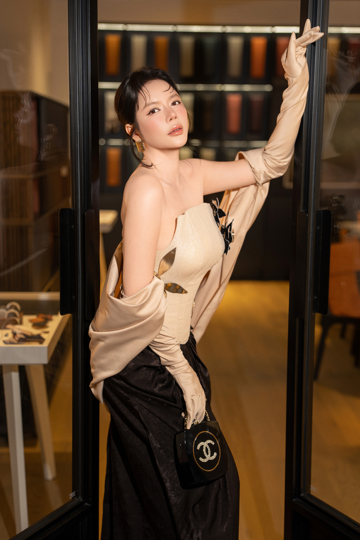 Mẫu túi lấy cảm hứng từ bảng phấn trang điểm Chanel, được coi là sự kết hợp giữa thời trang và nghệ thuật, thể hiện nét tinh nghịch nhưng không kém phần sang trọng.
