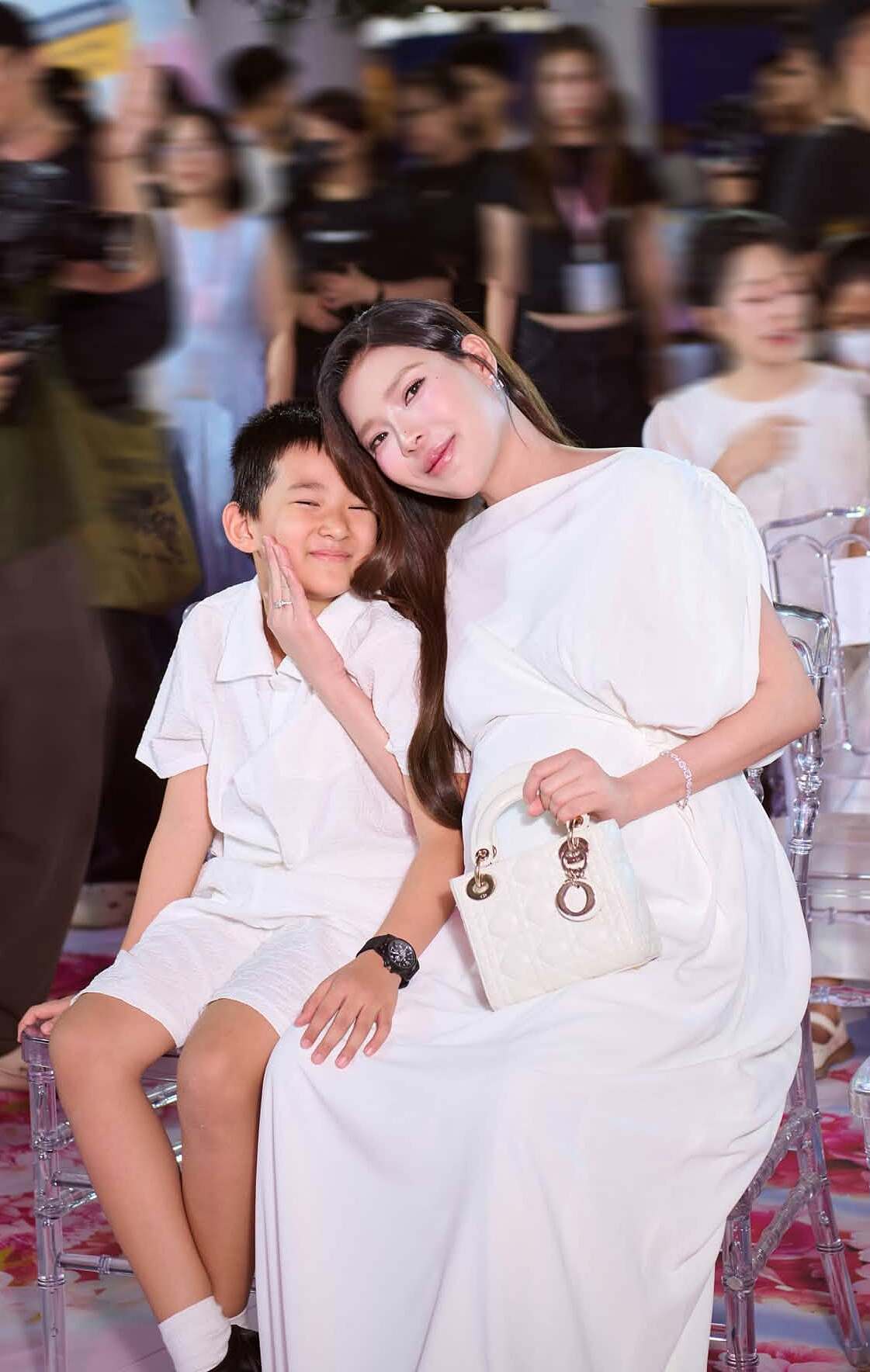 Diễn viên bên con trai đầu lòng ở một sự kiện gần đây.