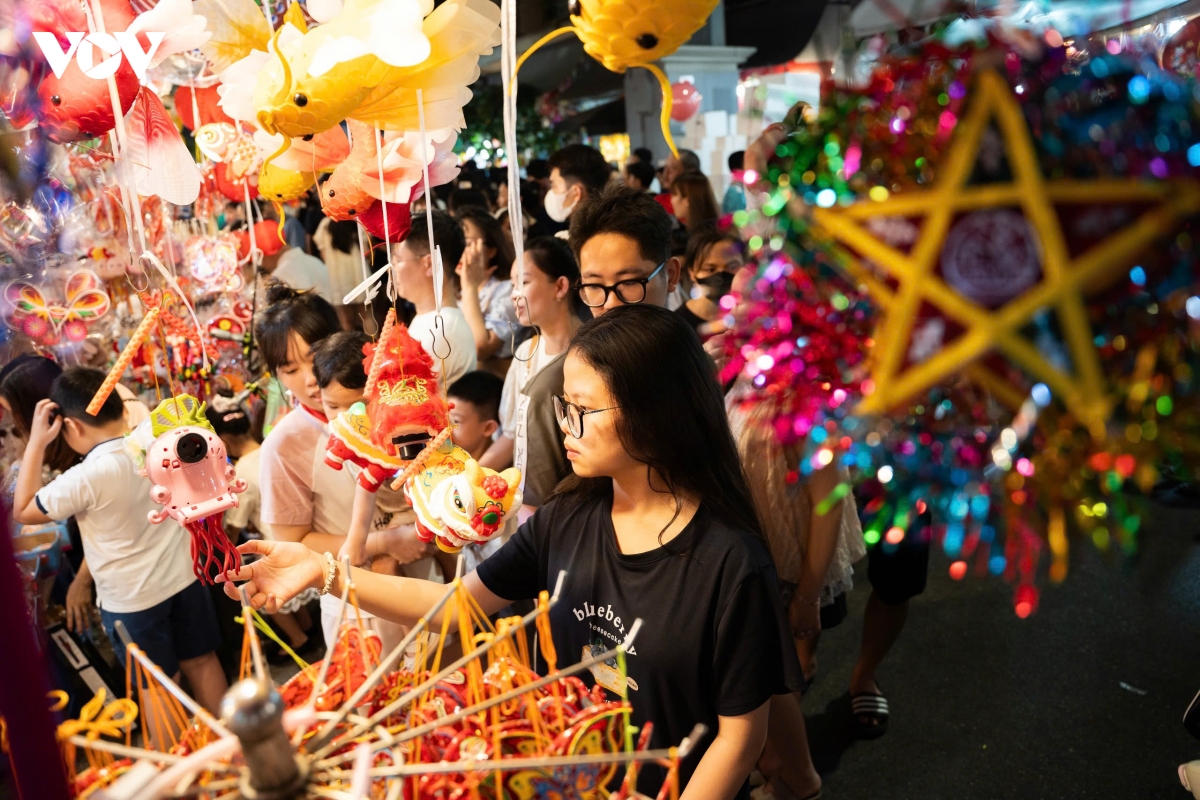 Người dân, trẻ nhỏ thỏa thích ngắm nghía, lựa chọn các loại đồ chơi dành cho trẻ nhỏ, những chiếc đèn ông sao truyền thống, đèn lồng đủ kích cỡ, màu sắc. Tối 23/9, dù là ngày trong tuần nhưng phố Hàng Mã (phường Hoàn Kiếm, Hà Nội) vẫn có hàng nghìn người đổ về dạo chơi, mua sắm và chụp ảnh trước thềm trung thu. 
