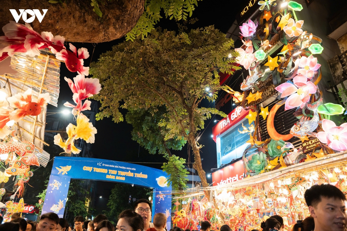 Những ngày cận Tết Trung thu, phố Hàng Mã lại khoác lên mình diện mạo rực rỡ, nhiều màu sắc với đủ loại đồ chơi, đèn lồng, mặt nạ và đồ trang trí truyền thống. Các cửa hàng đồng loạt bày hàng hóa ra sát mặt phố, tạo nên một không gian đặc trưng mỗi dịp rằm tháng Tám.