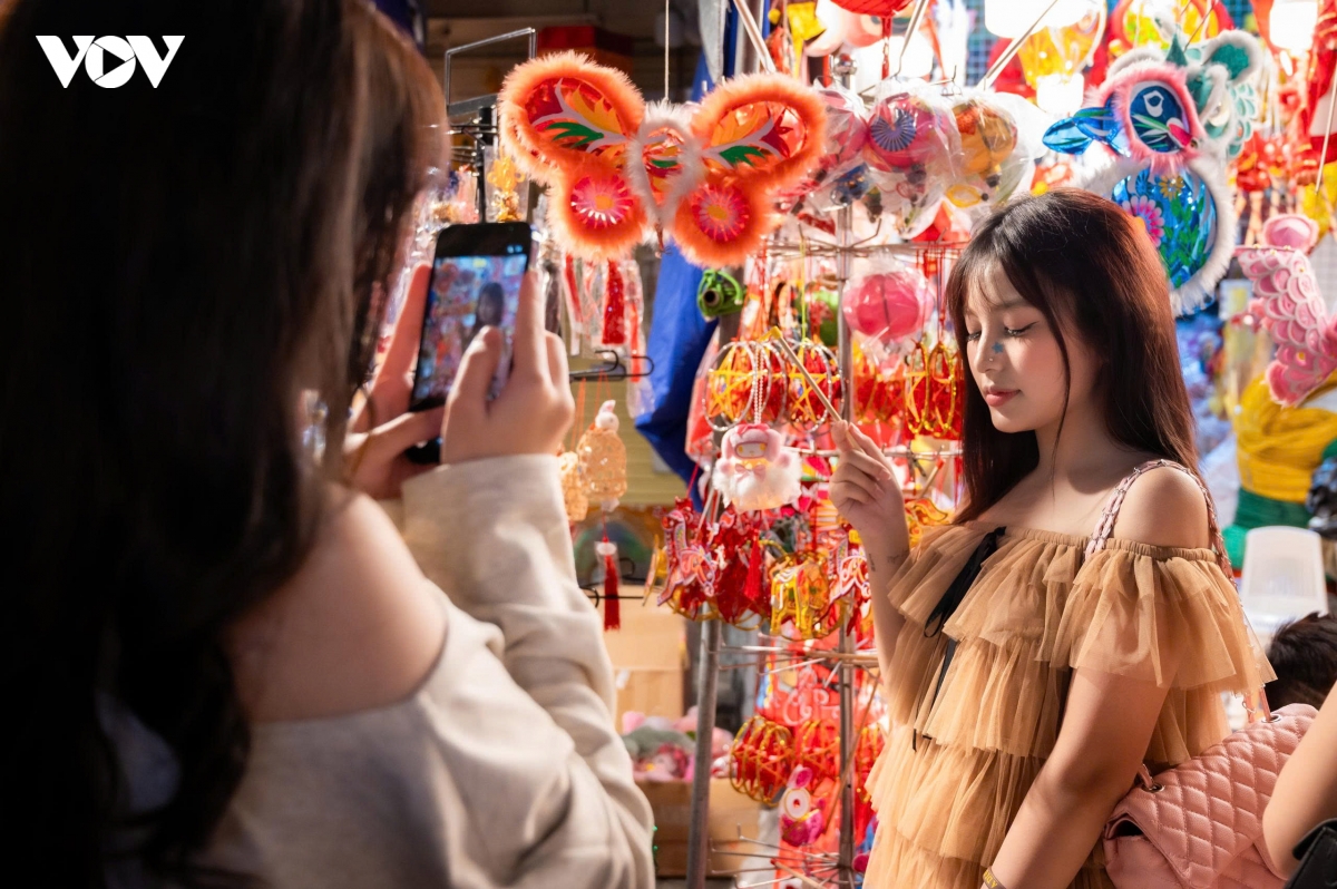 Phố Hàng Mã luôn là điểm đến yêu thích của những bạn trẻ thích check-in, chụp ảnh mỗi dịp Trung thu. Nhiều bạn trẻ mua phụ kiện tại các cửa hàng để được chủ quán cho phép chụp ảnh.