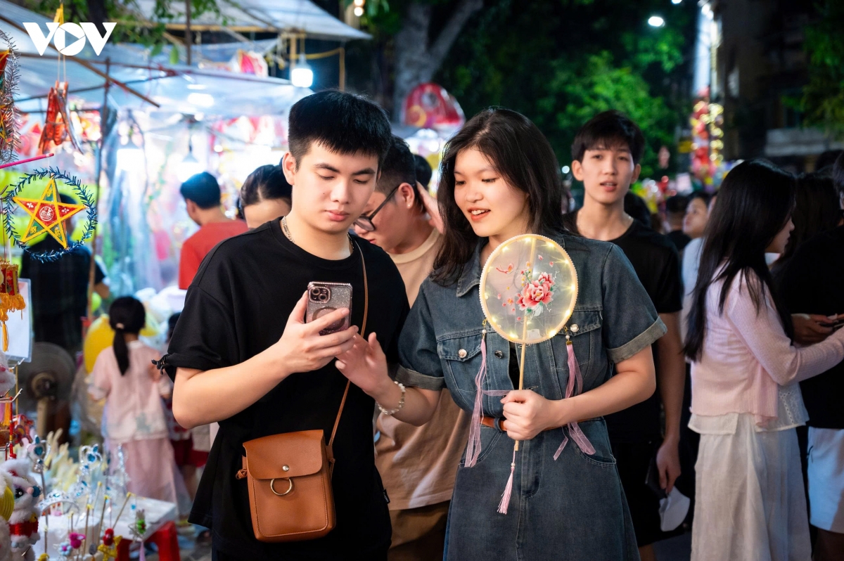 Giữa dòng người chen chân trên phố Hàng Mã, nhiều gia đình vẫn tìm một khoảng trống nhỏ để dừng lại, chụp ảnh và lưu giữ những khoảnh khắc đẹp trước Tết Trung thu.
