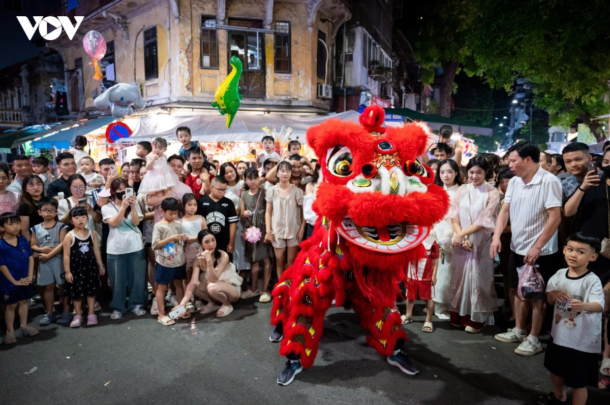Tại phố Hàng Mã đoạn giao với phố Hàng Đồng, đoàn múa lân tổ chức nhiều hoạt động biểu diễn sôi động, thu hút đông đảo người xem.