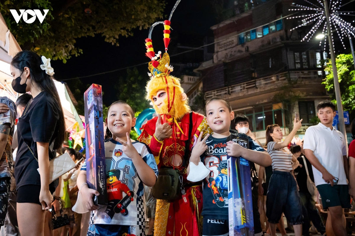 Bên cạnh chợ Trung thu truyền thống, khu phố cổ Hà Nội còn diễn ra nhiều hoạt động văn hóa Trung thu khác, gồm chương trình Lưu trăng phố cổ 2026 tại số 22 Hàng Buồm, không gian Đón trăng tại Ngôi nhà Di sản 87 Mã Mây và không gian sáng tạo về đầu sư tử truyền thống tại Trung tâm Thông tin văn hóa Hồ Gươm, số 2 Lê Thái Tổ.