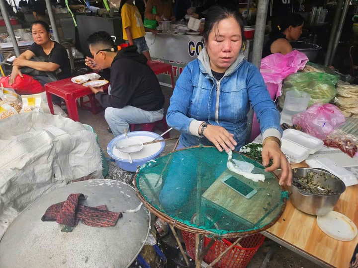 Các món ăn được người dân tự làm ở trực tiếp tại chỗ nên lúc nào cũng nóng hổi.