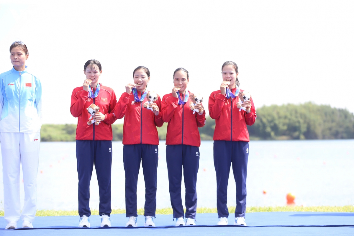 Các VĐV Việt Nam bước lên bục nhận huy chương ASIAD 2026.