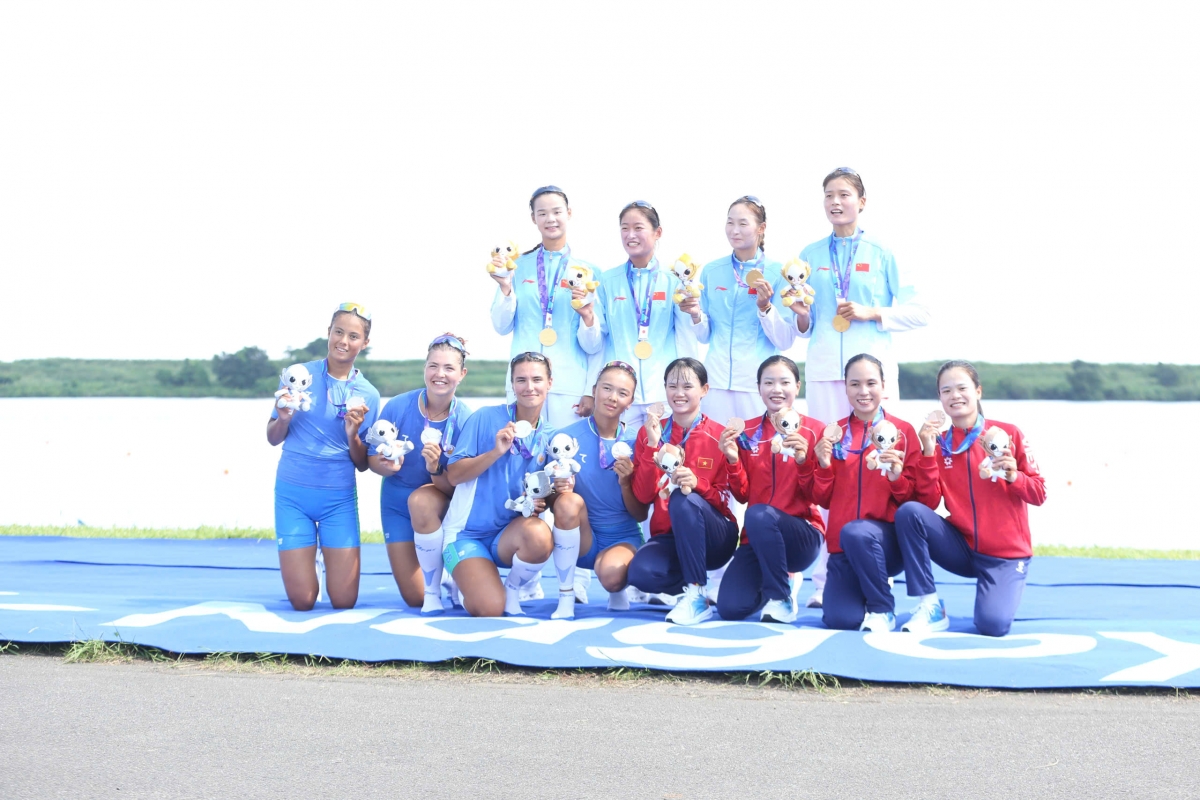 Ở nội dung thuyền bốn nữ mái chèo đơn môn Rowing, tấm HCV thuộc về đội Trung Quốc và HCB thuộc về đội Uzbekistan.