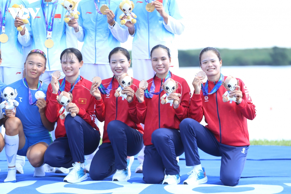 Các cô gái Việt Nam rạng rỡ đón tấm HCĐ nội dung thuyền bốn nữ mái chèo đơn môn Rowing.