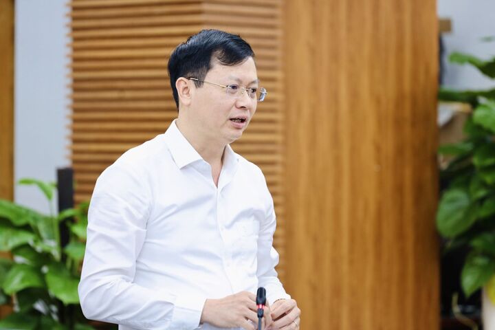 Giám đốc Sở GDamp;ĐT Hà Nội Nguyễn Văn Hiền báo cáo tại buổi làm việc. (Ảnh: Moet)