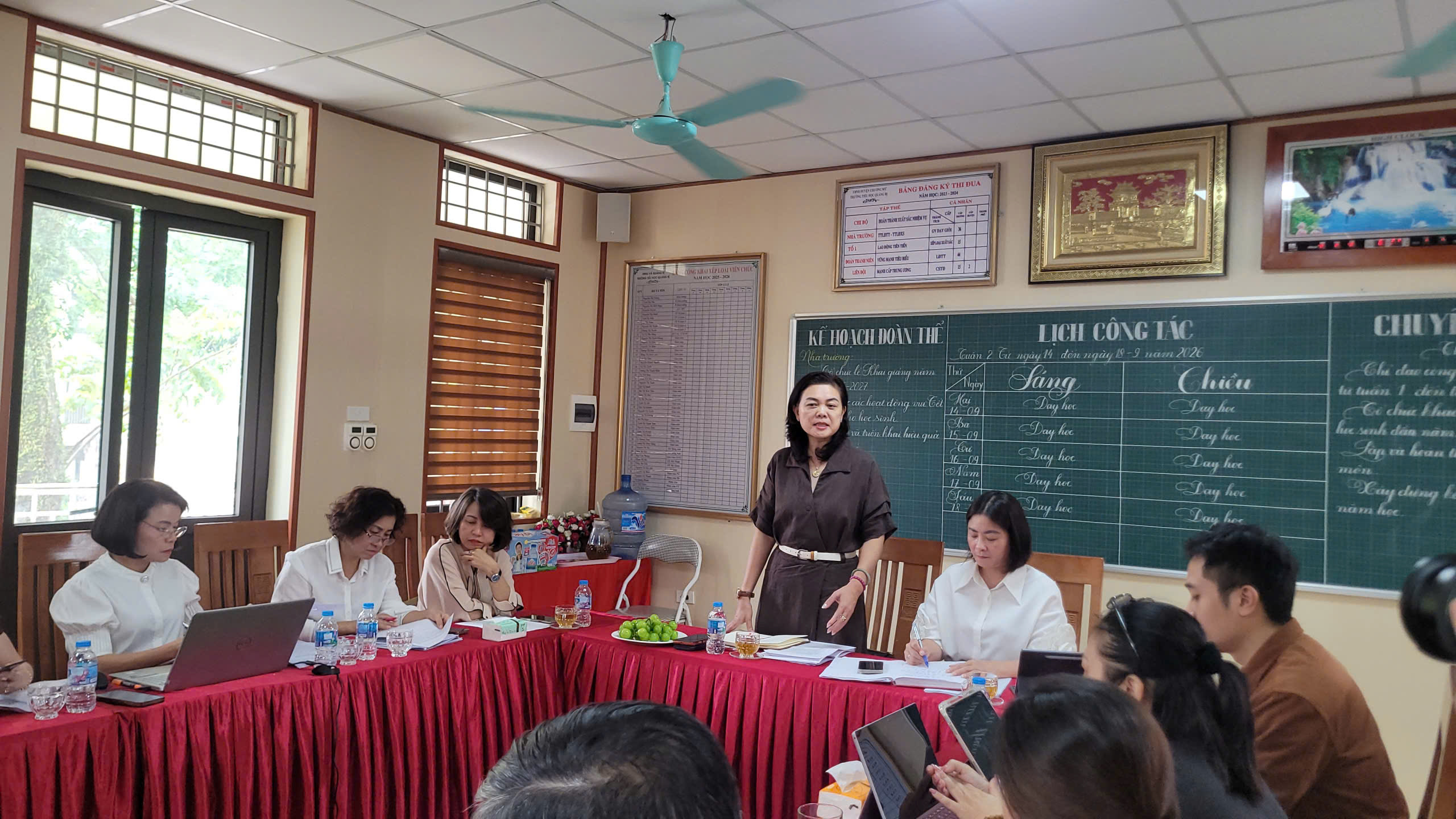 Kết luận buổi làm việc, Trưởng đoàn kiểm tra liên ngành TP Hà Nội – bà Trần Lưu Hoa nhấn mạnh công tác bán trú học đường có ý nghĩa đặc biệt quan trọng, được Thành ủy và UBND Thành phố chỉ đạo tuyệt đối không được phép lơ là. Ảnh: Bảo Loan