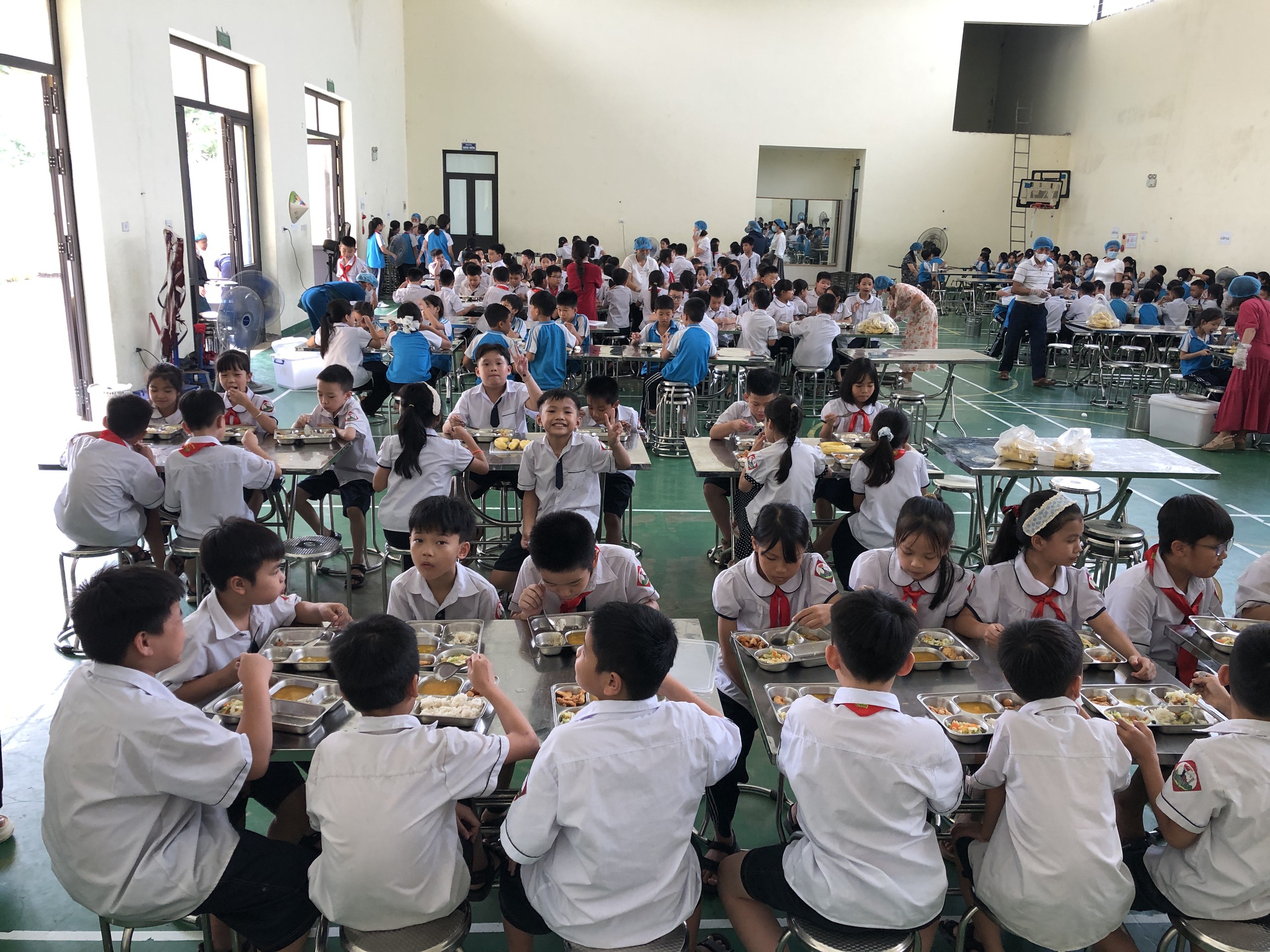 Quang cảnh bữa ăn bán trú tại trường Tiểu học Quảng Bị 1 trưa ngày 24/9. Ảnh: Bảo Loan