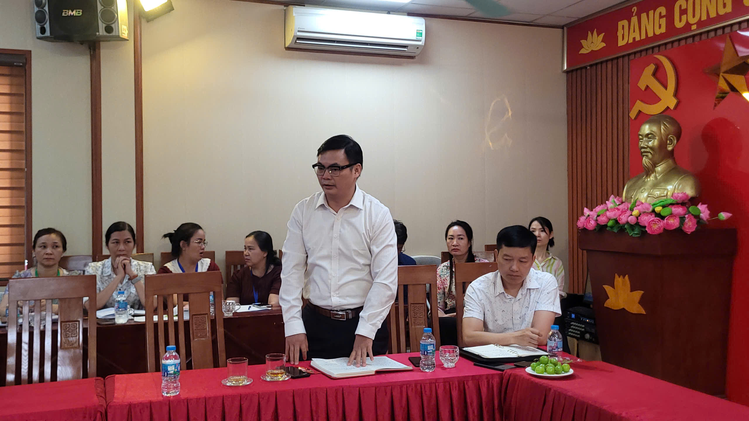 Tại buổi làm việc, đại diện tổ chức bếp an - Công ty Thăng Long tiếp thu toàn bộ ý kiến chỉ ra từ đoàn kiểm tra, lập tức thay thế bếp trưởng và hoàn thiện hồ sơ nhân sự. Ảnh: Bảo Loan