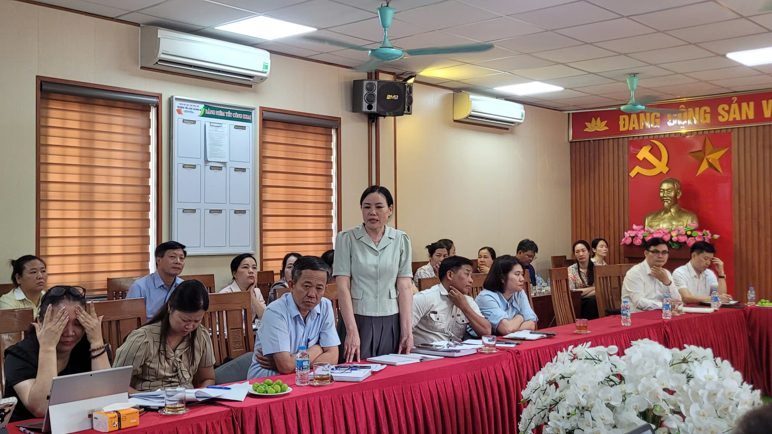 Bà Lê Thị Tuyết – Hiệu trưởng Trường Tiểu học Quảng Bị 1 khẳng định nguồn thịt lợn nhập vào (ba chỉ, thịt mông, chân giò) là thực phẩm tươi sống, có mã QR truy xuất nguồn gốc từ thương hiệu uy tín. Ảnh: Bảo Loan