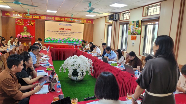Đoàn kiểm tra liên ngành số 04 TP Hà Nội phát hiện nhiều tồn tại trong tổ chức bếp ăn bán trú Trường TH Quảng Bị 1. Ảnh: Bảo Loan