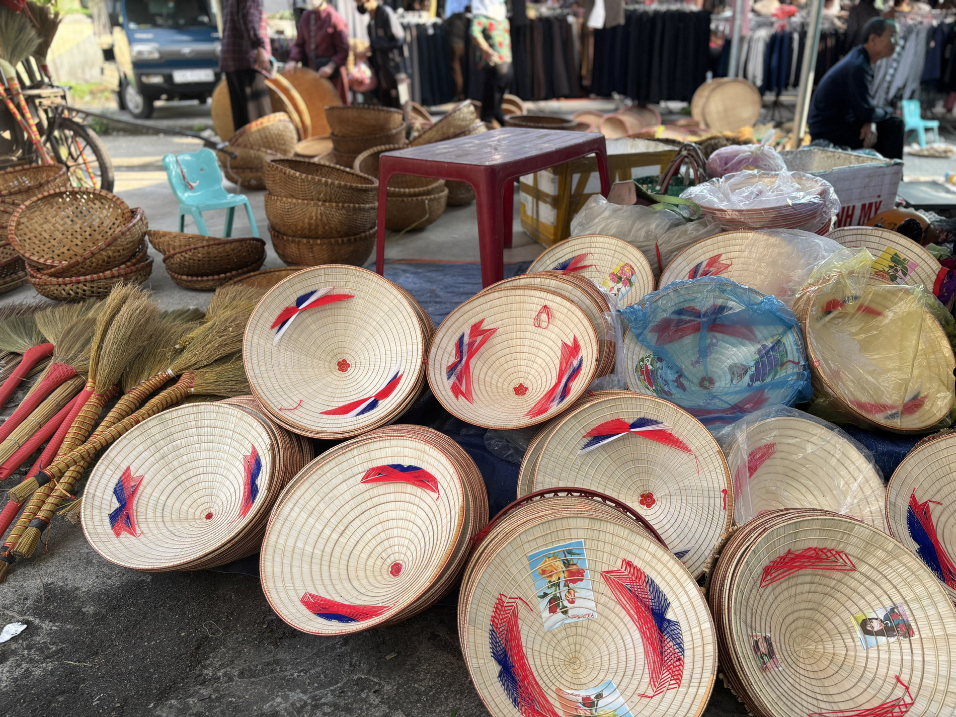 Khu chợ lâu đời ở Hưng Yên bán đủ món ngon rẻ, 8 chiếc bánh chỉ 10.000 đồng - 7