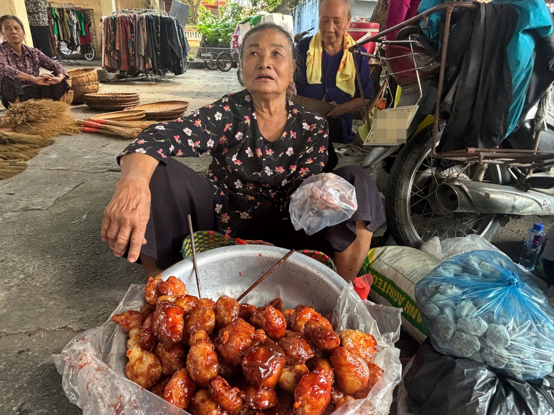 Khu chợ lâu đời ở Hưng Yên bán đủ món ngon rẻ, 8 chiếc bánh chỉ 10.000 đồng - 9