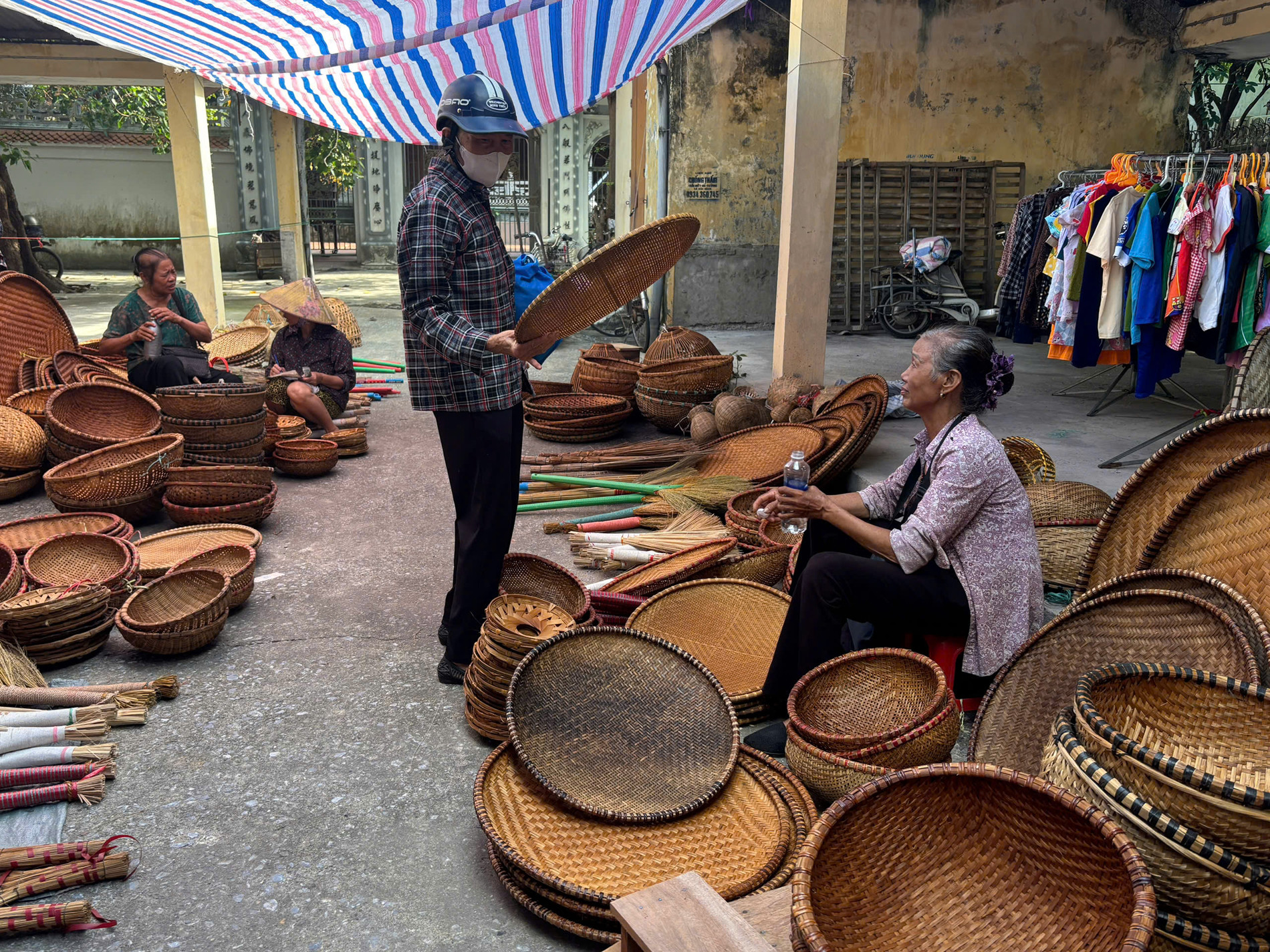 Khu chợ lâu đời ở Hưng Yên bán đủ món ngon rẻ, 8 chiếc bánh chỉ 10.000 đồng - 6