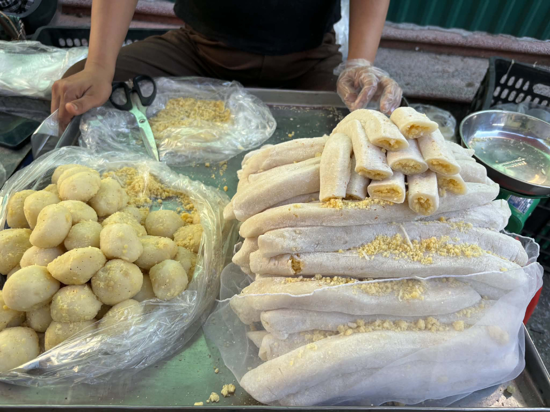 Khu chợ lâu đời ở Hưng Yên bán đủ món ngon rẻ, 8 chiếc bánh chỉ 10.000 đồng - 14