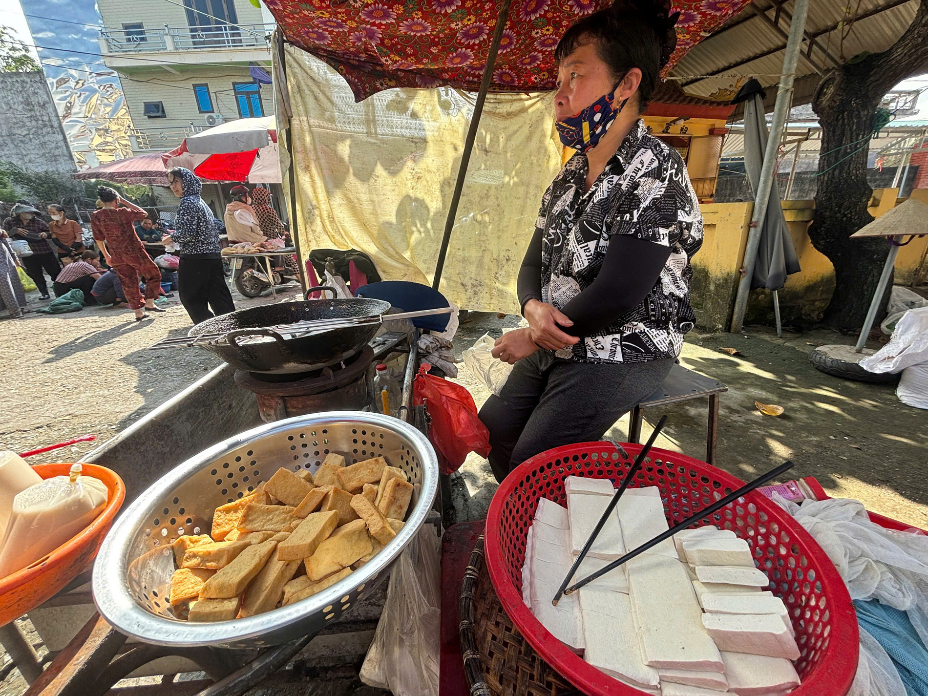 Khu chợ lâu đời ở Hưng Yên bán đủ món ngon rẻ, 8 chiếc bánh chỉ 10.000 đồng - 10