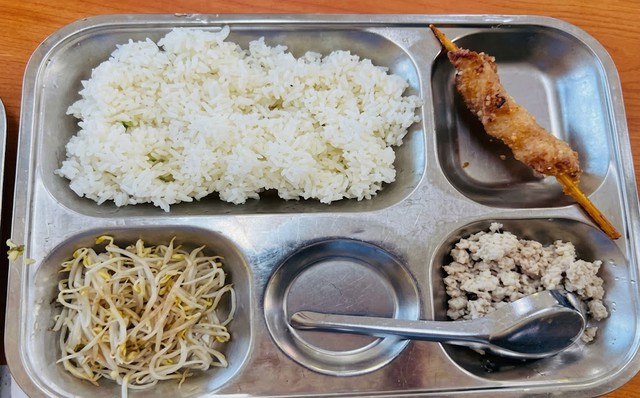 Bức ảnh cận cảnh khay cơm bán trú trị giá 40.000 đồng đang gây tranh cãi gay gắt, với phần giá đỗ thưa thớt, ít thịt băm và miếng thịt xiên được xem là minh chứng rõ nhất cho lỗ hổng quản lý. Ảnh phụ huynh đăng tải 