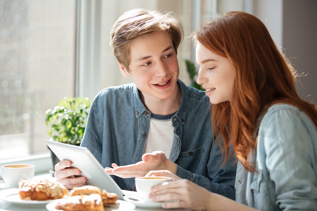 Nam Song Ngư sống tình cảm, lãng mạn và khá nhạy cảm trong chuyện yêu đương. Họ không ngại thể hiện tình cảm và thường quan tâm đến cảm xúc của người mình yêu. Ảnh minh họa