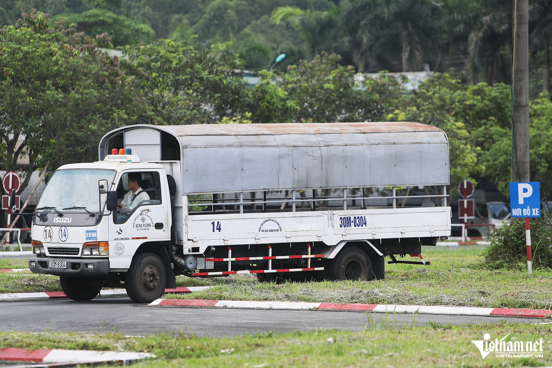 Đối với hạng B số sàn, một trường hợp thí sinh ở Tuyên Quang trượt tới 18 lần; một thí sinh ở Quảng Ninh trượt 15 lần; một thí sinh ở Ninh Bình trượt 14 lần; một thí sinh ở Sơn La trượt 12 lần…