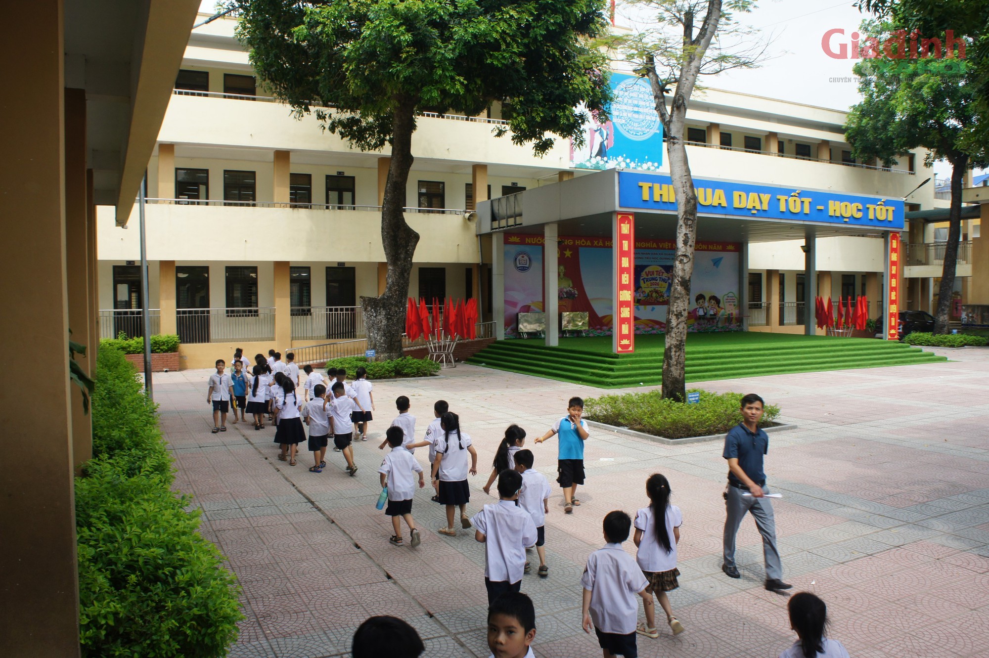 Vào khoảng thời gian gần 11h trưa, các em học sinh bắt đầu rời phòng học, xếp hàng ngay ngắn di chuyển về khu vực ăn bán trú của nhà trường.