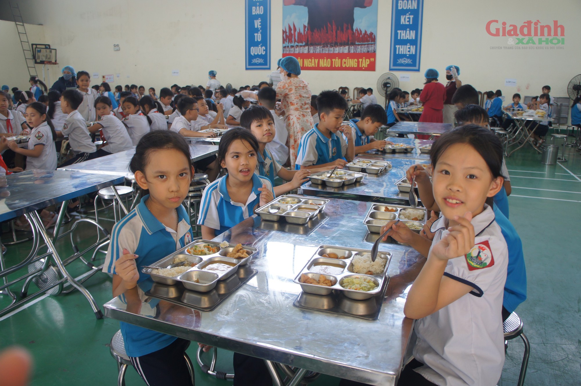 Không khí giờ ăn bán trú diễn ra trật tự nhưng rộn rã tiếng cười nói của các cô cậu học trò lứa tuổi tiểu học.