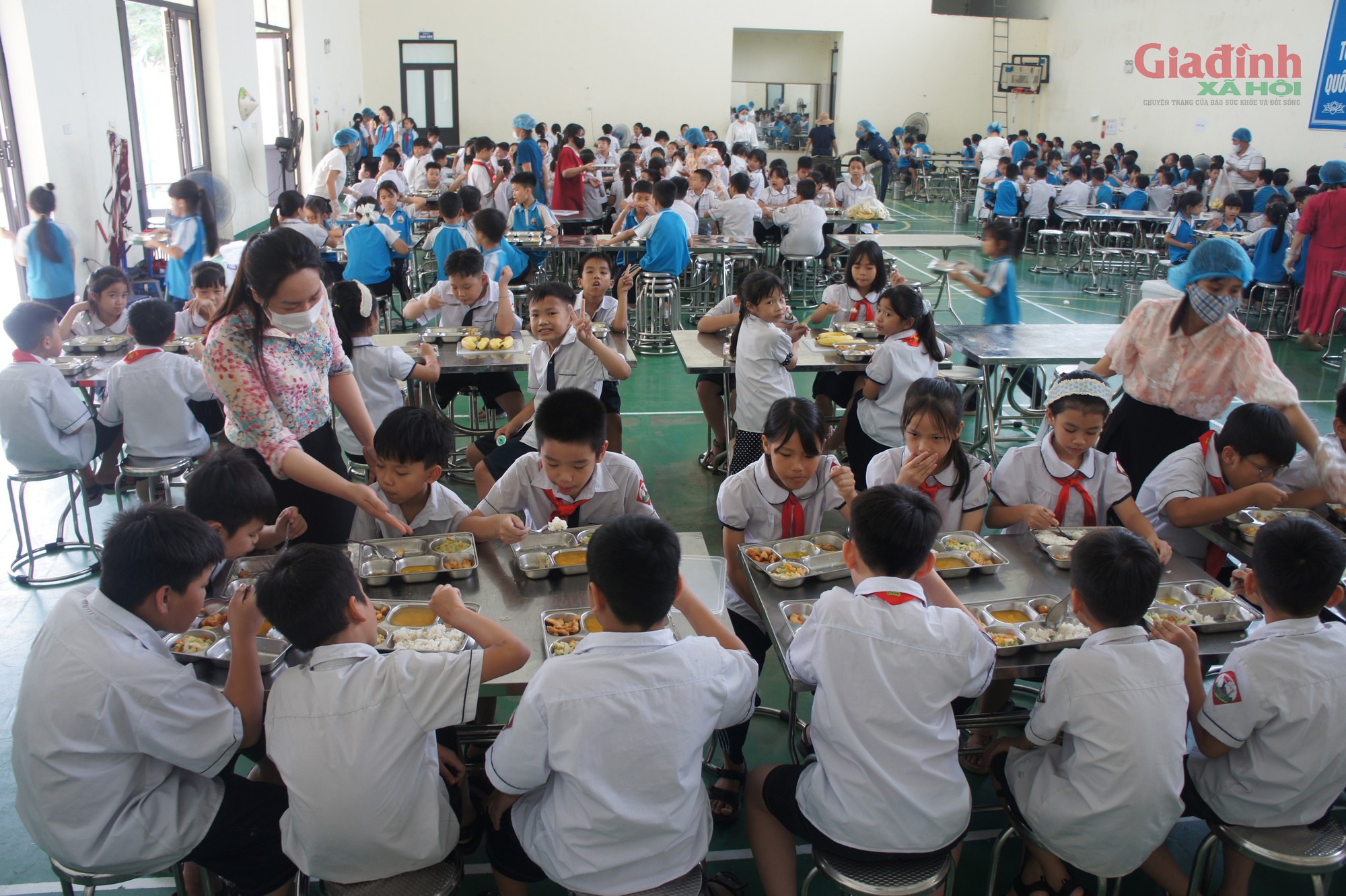 Khâu vệ sinh cá nhân trước bữa ăn được giám sát kỹ; các em học sinh rửa tay sạch sẽ tại các bồn rửa trước khi nhận khay cơm.