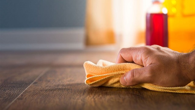 Sáp đánh bóng giúp tạo một lớp bảo vệ mỏng trên bề mặt sàn, ngăn ngừa bụi bẩn và vết xước.