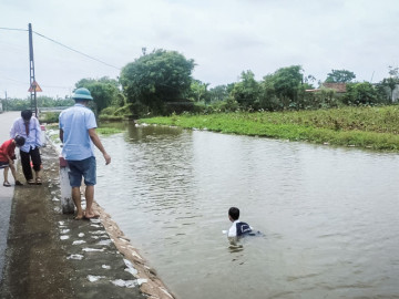 Nam sinh Ninh Bình cứu 2 em nhỏ chới với dưới sông: "Em không biết bơi"