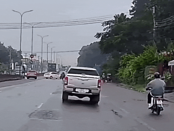 Clip: Học sinh phóng xe máy đâm ngang ô tô ở giao lộ