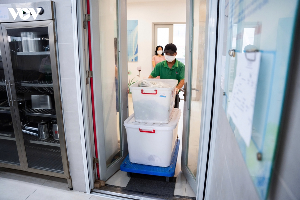  Khoảng 7h30 khi xe chở nguyên liệu đến, ban giám hiệu nhà trường, kế toán, giáo viên và cha mẹ học sinh cùng chứng kiến quá trình đơn vị cung ứng giao thực phẩm. Phụ huynh được quan sát, kiểm tra cảm quan thực phẩm trước khi bếp trưởng và thủ kho hoàn tất việc tiếp nhận.
