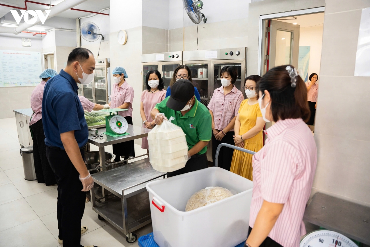 Hôm nay đến lượt anh Nguyễn Trung Thành – phụ huynh có con tuổi đang theo học tại Trường Mầm non Quang Trung (65 Bà Triệu, phường Cửa Nam, Hà Nội), được tham gia giám sát bữa ăn bán trú tại trường. Nếu như các năm trước đây, anh chỉ ngồi ở nhà xem thực đơn của con thì nay chị được tham gia vào tất cả các quy trình từ khâu nhập nguyên liệu đầu vào đến khâu giao đồ ăn cho các con ở lớp.