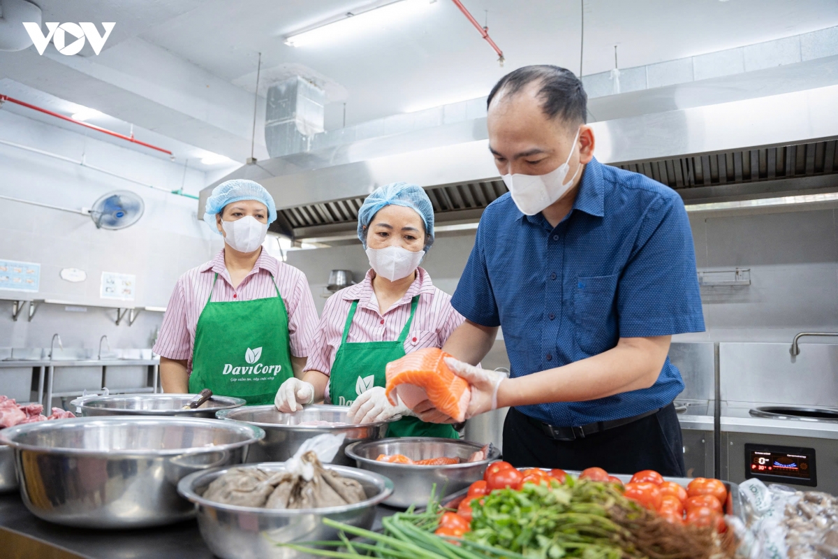 Từng có kinh nghiệm làm bếp, anh Thành khá kỹ lưỡng khi cùng nhà trường kiểm tra thực phẩm đầu vào. Anh lật từng miếng cá, kiểm tra độ tươi của thịt để kịp thời phản ánh nếu phát hiện thực phẩm có dấu hiệu bất thường. “Không phải ngày nào tôi cũng có thể tham gia, nhưng hôm nào đi sớm thì tôi cùng nhà trường kiểm tra. Những buổi trong tuần sẽ có phụ huynh khác luân phiên tham gia tiếp nhận thực phẩm, kiểm tra độ tươi, sạch và đối chiếu số lượng. Phụ huynh có thể giám sát từ đầu đến cuối quá trình tiếp nhận, kiểm tra thông tin nhà cung cấp, tem nhãn và số lượng thực phẩm. Nếu phát hiện vấn đề thì có thể phản ánh ngay”, anh Thành cho biết.