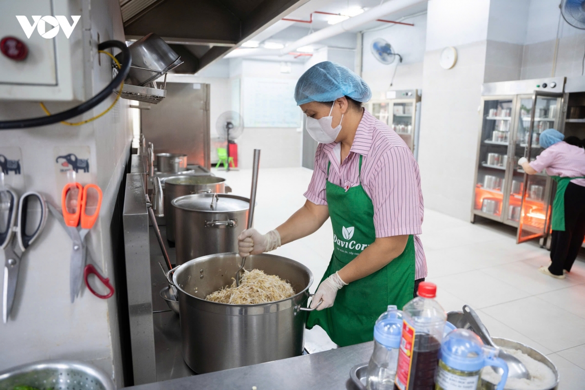 Sau khi tiếp nhận, thực phẩm được đưa vào khu sơ chế riêng theo từng nhóm, sau đó chế biến theo thực đơn; các dụng cụ phục vụ bữa ăn được sấy trước khi sử dụng. Khi món ăn hoàn tất, nhân viên cấp dưỡng cân, chia khẩu phần theo số lượng học sinh và từng nhóm tuổi. 