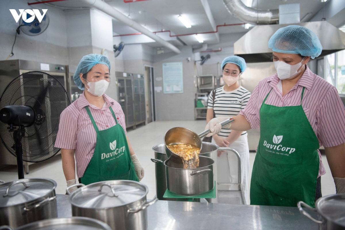 Sau khi trực tiếp quan sát, chị Linh cho biết: “Tôi cảm thấy an tâm hơn. Bình thường, các cô chụp ảnh bữa ăn đăng lên Zalo, phụ huynh cũng có thể xem trên phần mềm. Hôm nay được tận mắt xem bữa ăn, tôi thấy các món khá đầy đủ và rất hài lòng”.