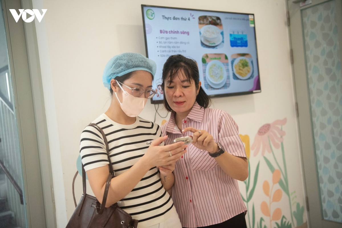 Phụ huynh được các cô giáo hướng dẫn cách kiểm tra thông tin. Thực đơn bữa trưa thứ Tư, ngày 25/9 gồm đậu Tứ Xuyên, giá xào, canh bí nấu tôm, thịt lợn nấu cua và món tráng miệng là caramen.