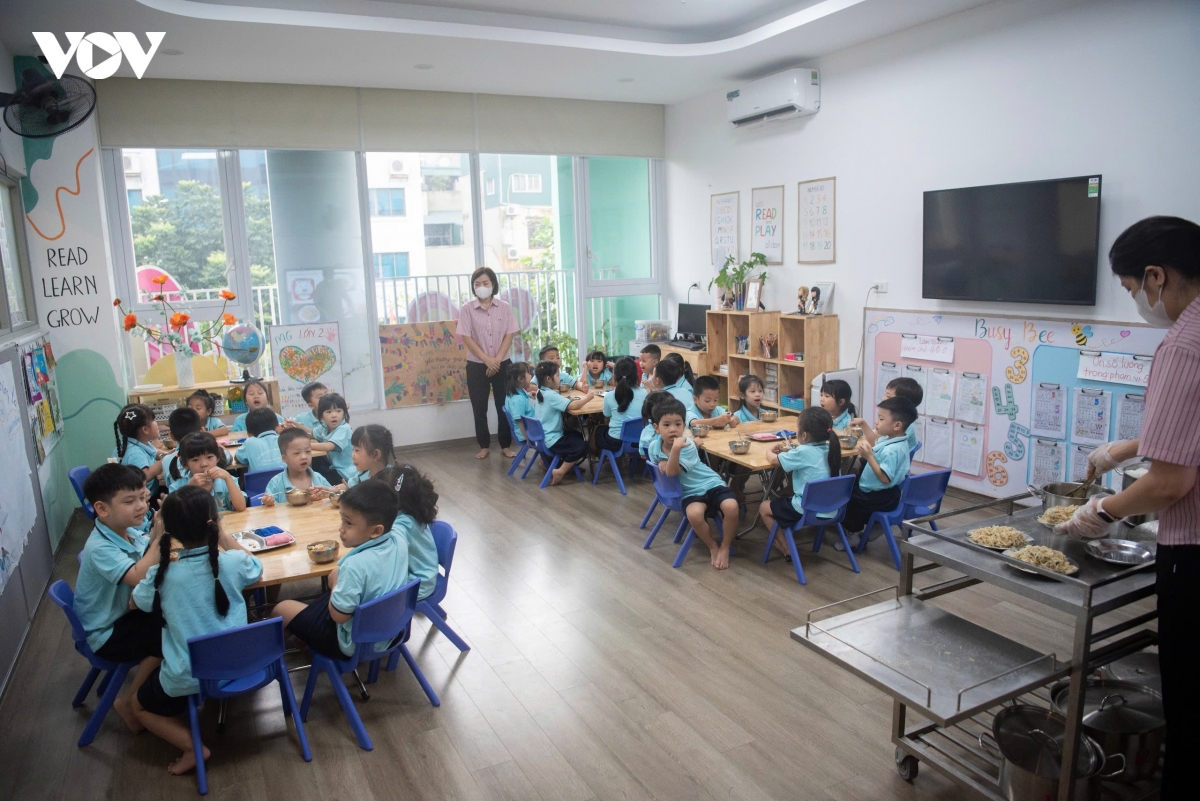 “Mỗi ngày, tại phân hiệu Trường Mầm non Quang Trung 65 Bà Triệu phục vụ khoảng 330 suất ăn. Chúng tôi không cần tính định lượng bữa ăn cho các con bằng máy tính nữa, mà trên phần mềm đã hỗ trợ chúng tôi trong việc này. Do đó giảm tải trong việc bố trí nhân lực cho việc này cũng như không phải lưu trữ hồ sơ giấy quá nhiều”, bà Hiền cho biết. 