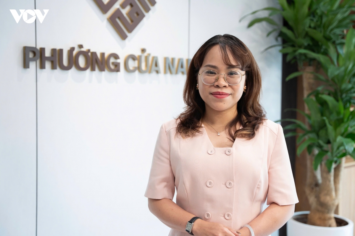 Bà Trịnh Ngọc Trâm, Phó Chủ tịch UBND phường Cửa Nam, cho rằng phần mềm giúp theo dõi và tính toán định lượng bữa ăn chính xác hơn, nhưng công nghệ chỉ phát huy tác dụng khi người quản lý và người trực tiếp thực hiện làm đúng trách nhiệm.