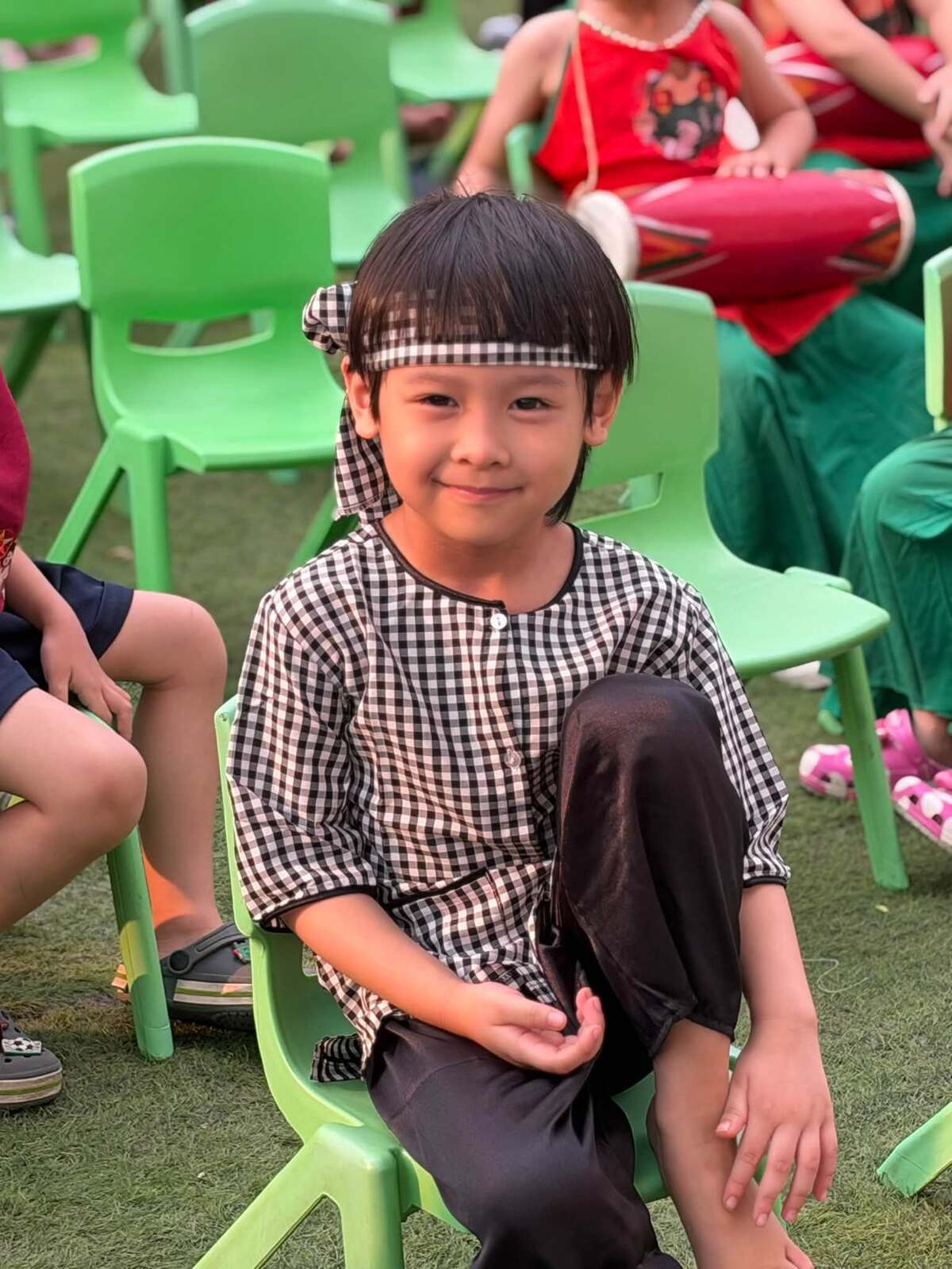 Bé Wú, con trai út của Quế Vân, được mẹ đồng hành khi sắm vai chú Cuội trong một tiết mục biểu diễn ở trường.