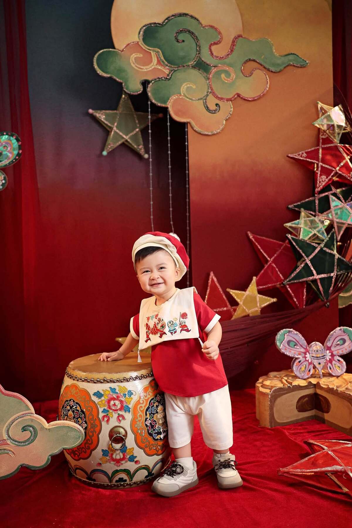 Một mùa trăng thật khác khi có Pi cùng mẹ. Chỉ cần nhìn con cười, ôm chiếc bánh bé xíu trong tay là tự nhiên thấy Trung thu đủ đầy hơn rất nhiều, hoa hậu viết.