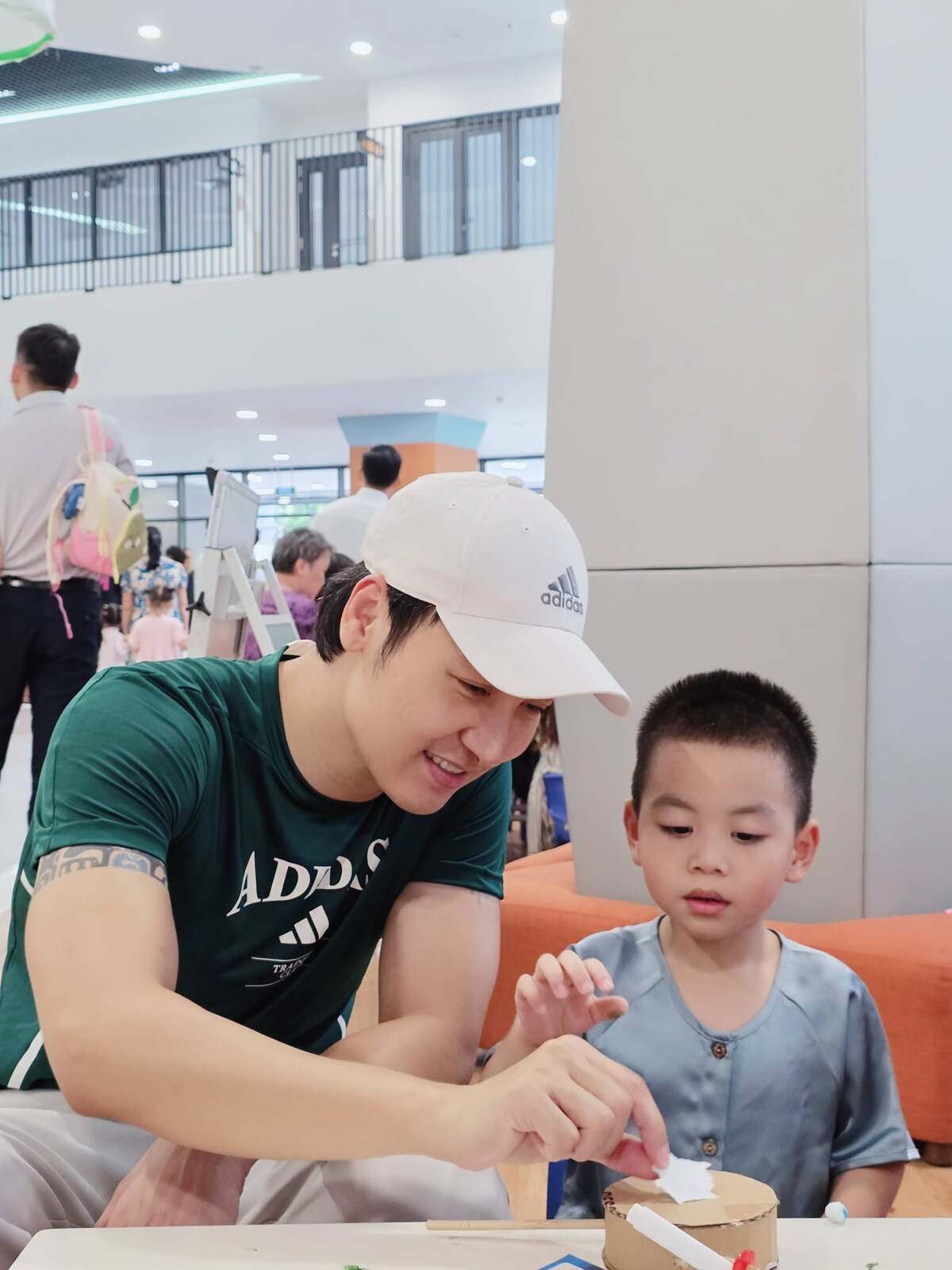 Nhóc tỳ nhà Mạnh Trường hóa thân thành chú Cuội, được học cách làm đèn lồng, in tranh Đông Hồ... trong ngày Tết thiếu nhi theo truyền thống. Bé Bi tên thật Minh Sơn, năm nay 4 tuổi, học mầm non quốc tế gần nhà.
