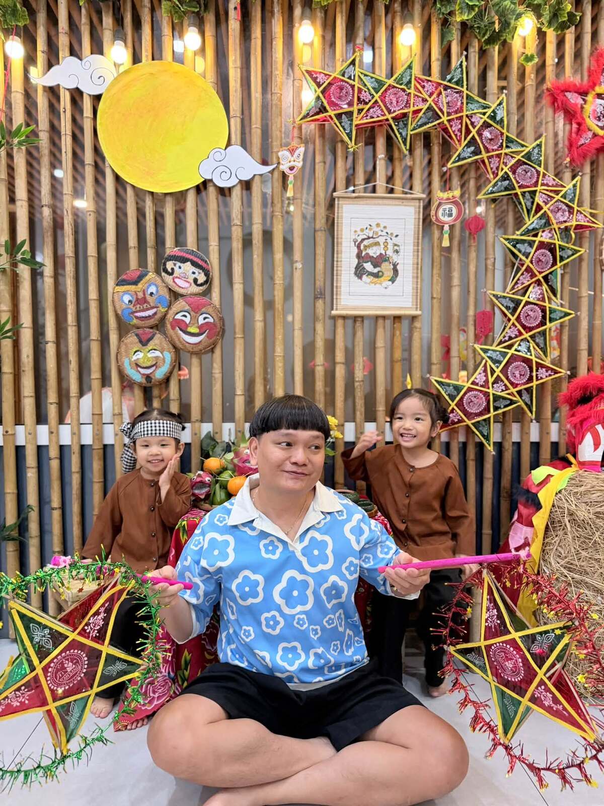 Diễn viên Trịnh Tú Trung cùng hai con đón Trung thu ấm áp tại trường.