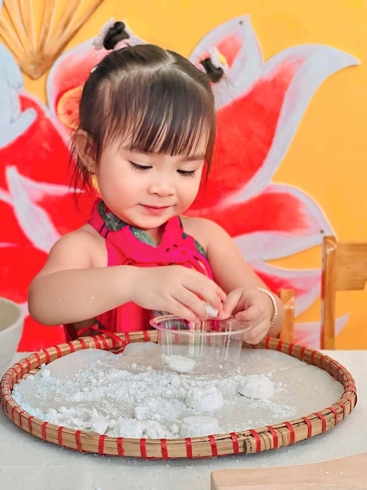 Diễn viên Kha Ly thấy đáng yêu khi con gái Lita được các cô giáo dạy làm bánh mang về tặng bố mẹ dịp Trung thu.