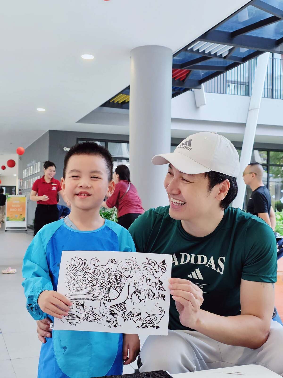 Diễn viên Mạnh Trường cùng con trai út tham gia các hoạt động mừng Trung thu ở trường từ vài ngày trước đó.