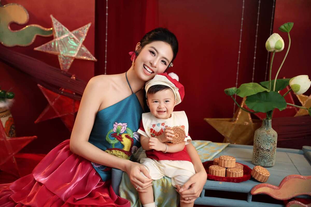 Hoa hậu Ngọc Hân thực hiện bộ ảnh ghi dấu Trung thu đầu tiên của con trai.