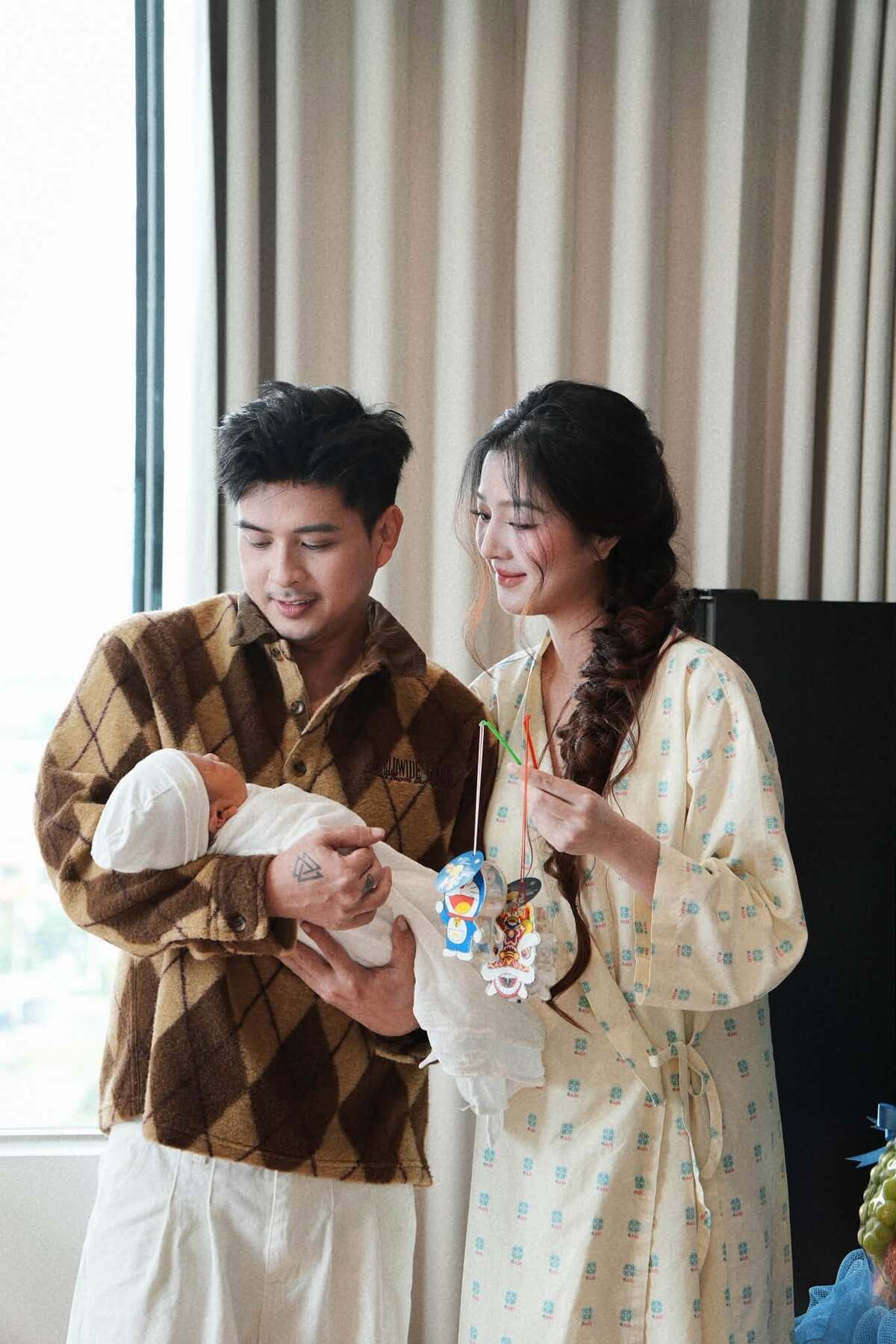 Hồ Quang Hiếu đón bà xã và bé Bim mới chào đời về nhà để vui Trung thu cùng bé Hin.